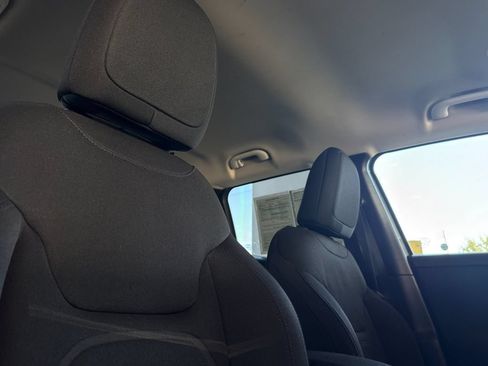 Used 2018 Jeep Renegade Latitude w/ Safety & Security Group FWD image 16