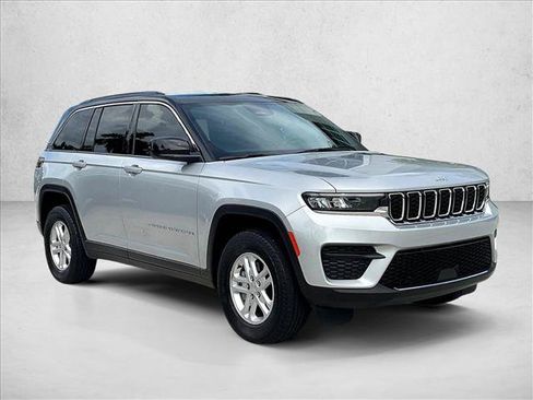 Used 2025 Jeep Grand Cherokee Laredo w/ Luxury Tech Group I RWD image 10