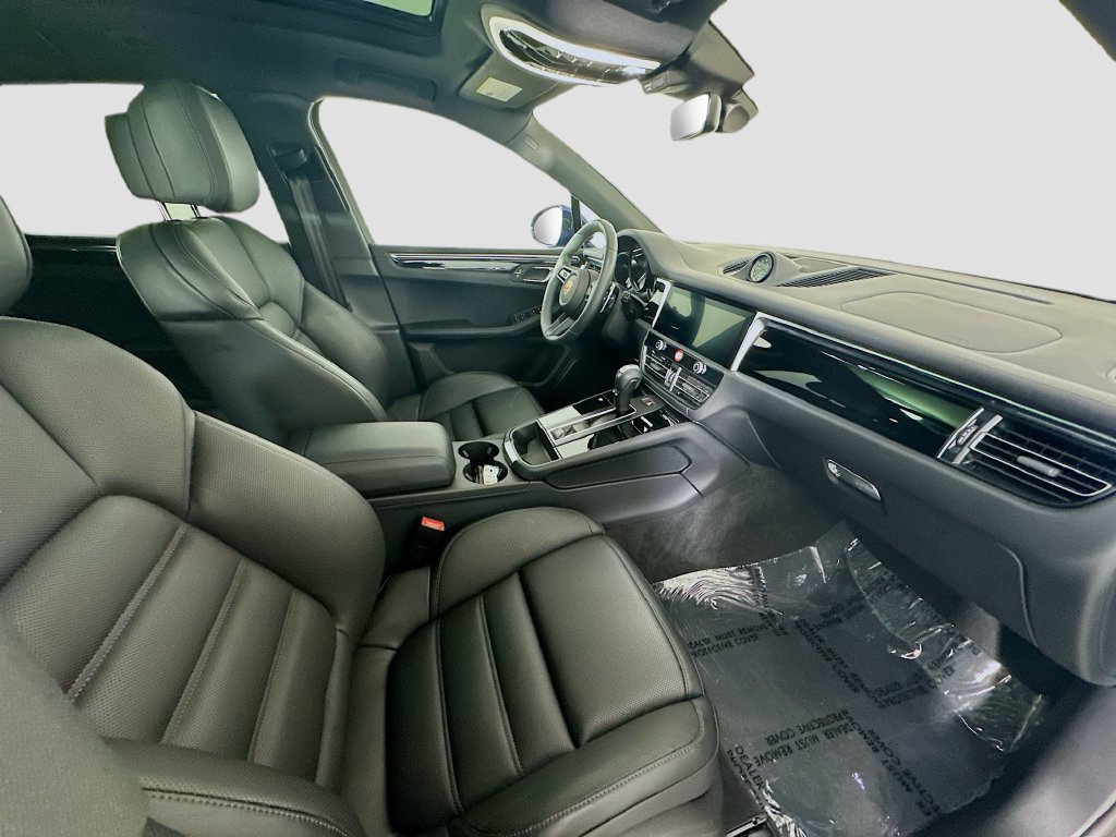 Certified 2025 Porsche Macan AWD/4WD image 30