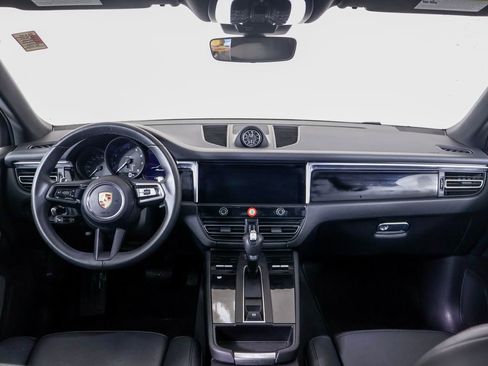 Certified 2025 Porsche Macan image 15