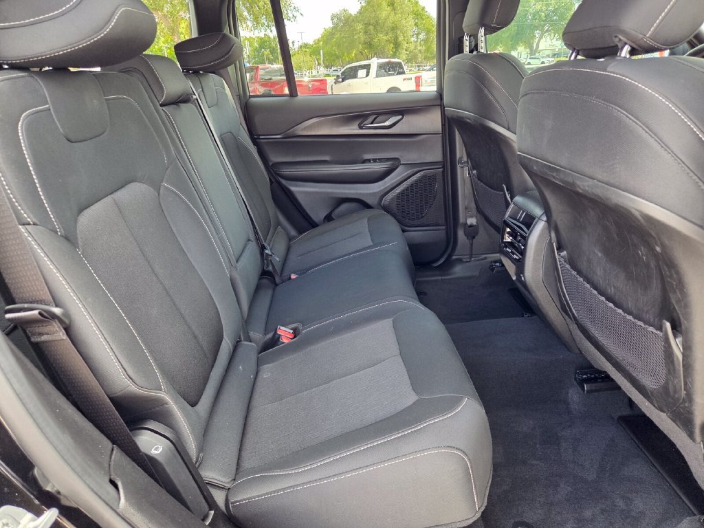 Used 2025 Jeep Grand Cherokee Laredo RWD image 13