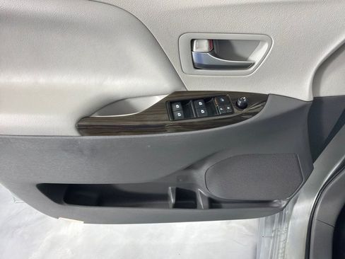 Used 2019 Toyota Sienna XLE w/ XLE Navigation Package FWD image 9