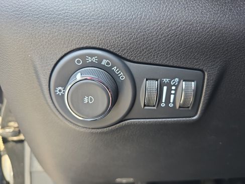 Used 2022 Jeep Compass Altitude w/ Sun and Sound Group image 24