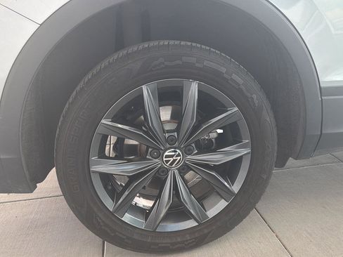 Certified 2023 Volkswagen Tiguan SE FWD image 11