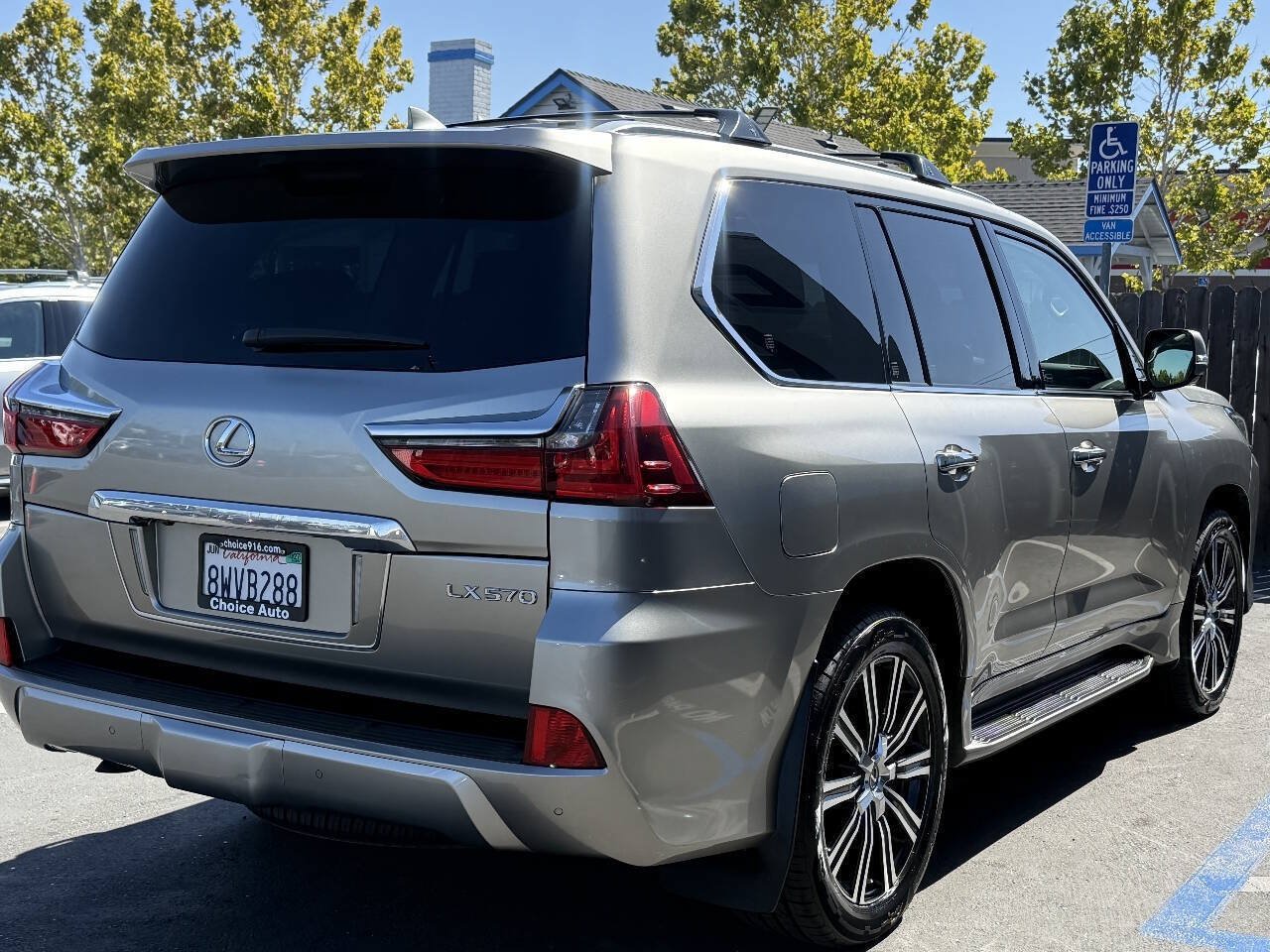 Used 2021 Lexus LX 570 4WD w/ Luxury Package image 4