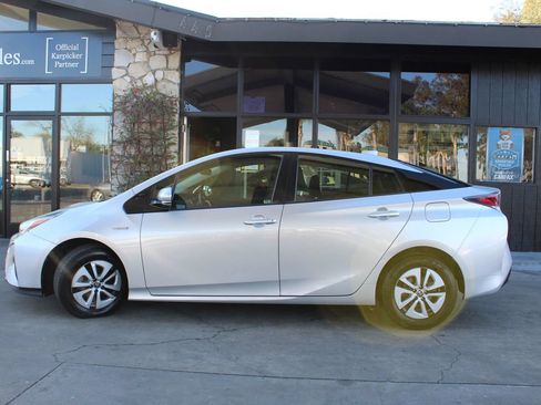 Used 2017 Toyota Prius Four FWD image 2