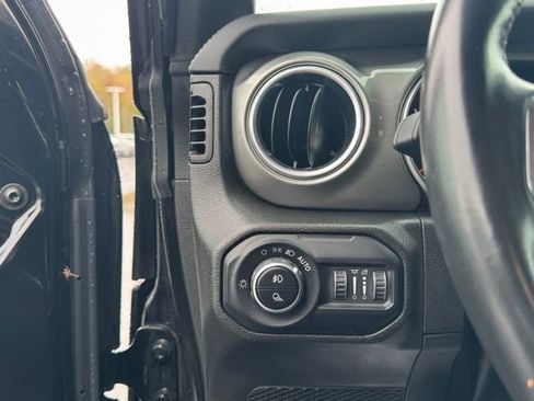 Used 2022 Jeep Gladiator Overland w/ Cold Weather Group image 16