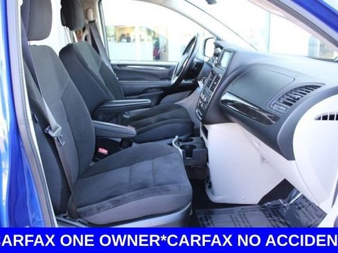 Used 2019 Dodge Grand Caravan SE w/ UConnect Hands-Free Group image 17