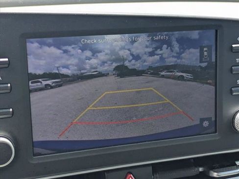 Used 2021 Hyundai Elantra SE FWD image 10