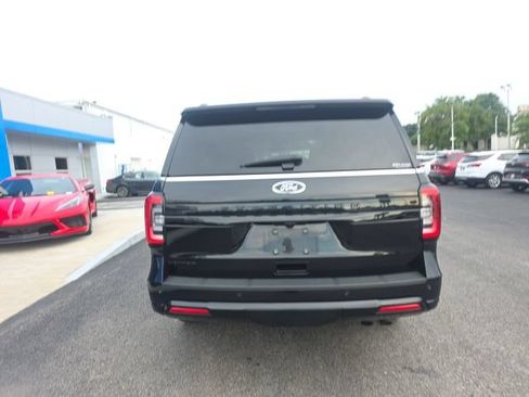 Used 2023 Ford Expedition Limited AWD/4WD image 3