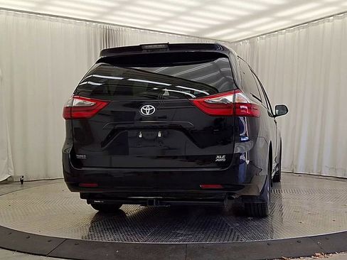 Certified 2020 Toyota Sienna XLE image 8
