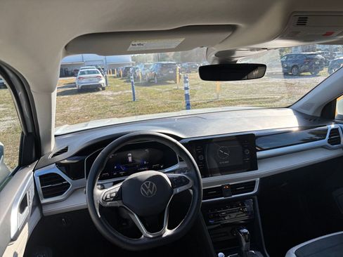 Used 2025 Volkswagen Taos SE image 33