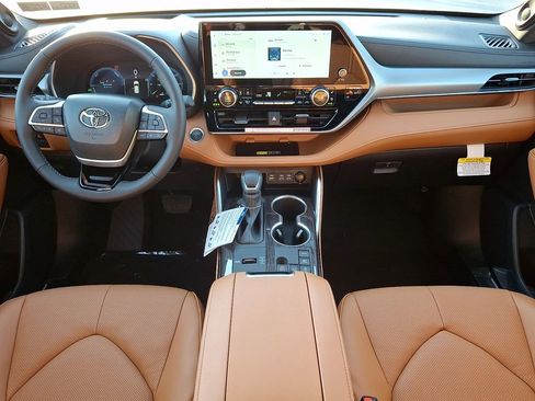 New 2026 Toyota Highlander Platinum AWD/4WD image 11