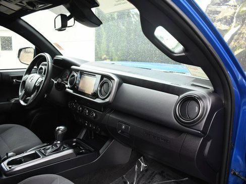 Certified 2018 Toyota Tacoma TRD Off-Road image 24