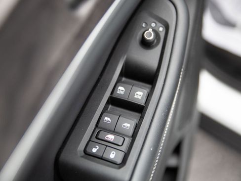 Used 2023 Jeep Grand Cherokee L Limited w/ Black Appearance Package image 10