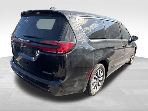 Used 2023 Chrysler Pacifica Touring-L FWD image 3