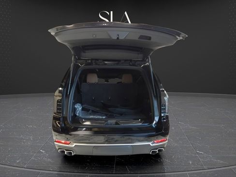 Used 2025 Chevrolet Suburban High Country AWD/4WD image 9
