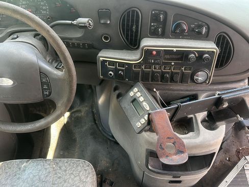 Used 2003 Ford E-450 and Econoline 450 RWD image 12