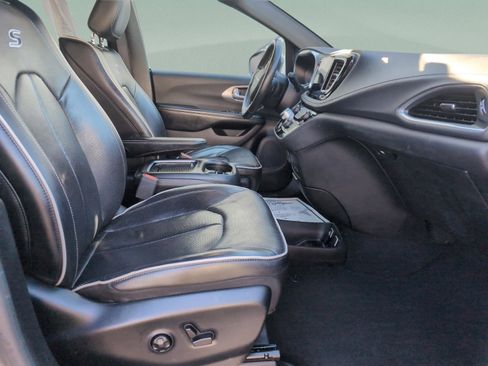 Used 2019 Chrysler Pacifica Limited w/ S Appearance Package image 24