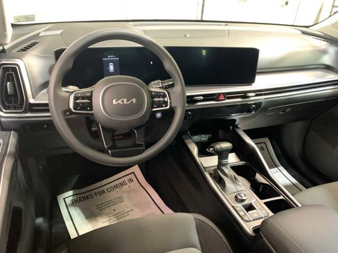 Used 2025 Kia Sorento LX image 4