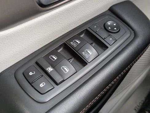 Used 2019 Chrysler Pacifica Touring-L FWD image 25