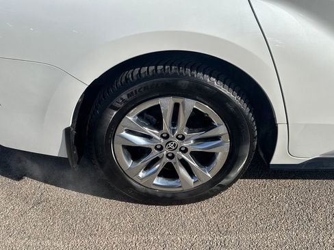 Used 2023 Toyota Sienna Limited image 46