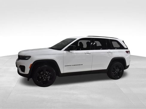 Used 2024 Jeep Grand Cherokee Altitude AWD/4WD image 4