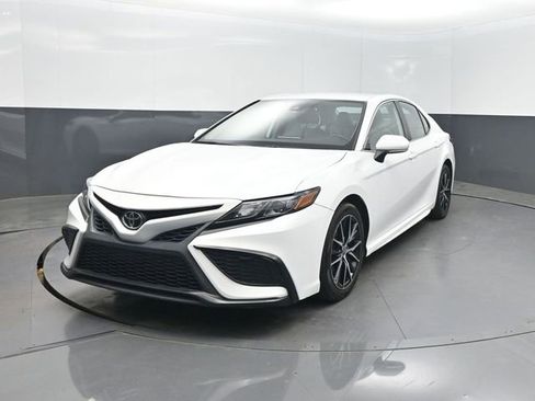 Used 2022 Toyota Camry SE image 1