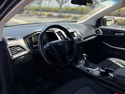 Used 2018 Ford Edge SE FWD image 9