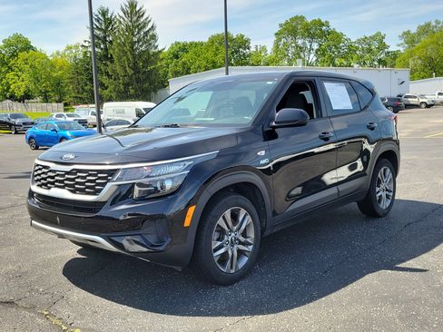 Used 2021 Kia Seltos LX AWD/4WD image 2