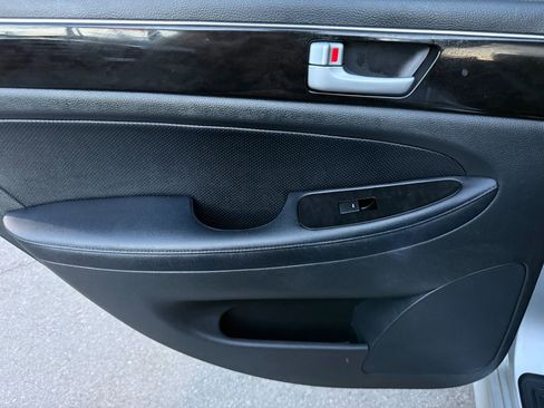 Used 2013 Hyundai Genesis 3.8 RWD image 16