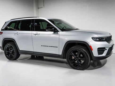 Used 2023 Jeep Grand Cherokee Altitude AWD/4WD image 1