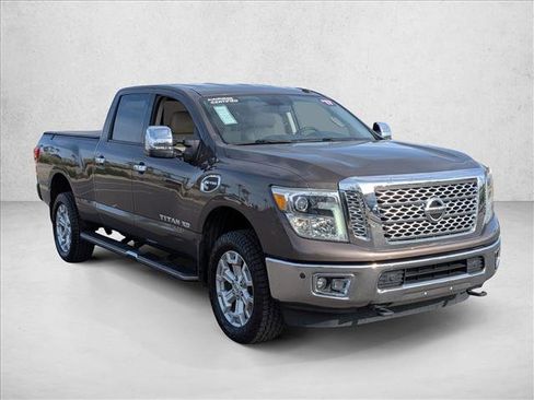 Used 2017 Nissan Titan SL image 3