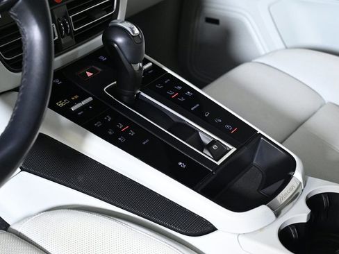 Certified 2024 Porsche Macan image 25