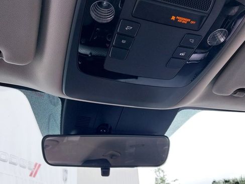 Used 2024 Kia Carnival LX image 32