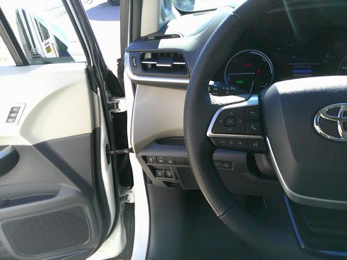 Used 2022 Toyota Sienna Limited image 20