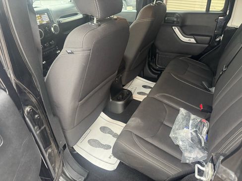 Used 2017 Jeep Wrangler Unlimited Sahara image 9