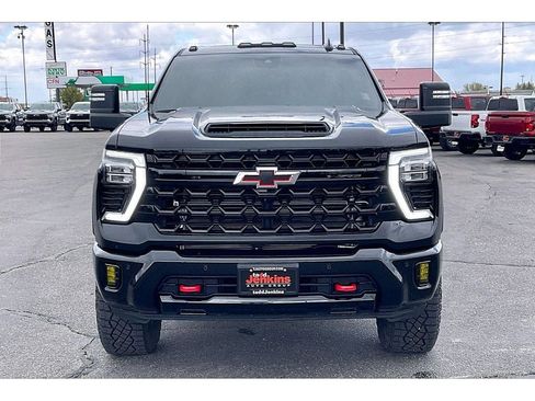 Used 2025 Chevrolet Silverado 2500 ZR2 w/ Technology Package AWD/4WD image 3