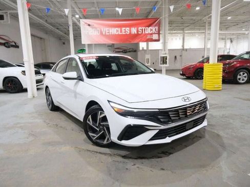 Used 2025 Hyundai Elantra SEL image 2