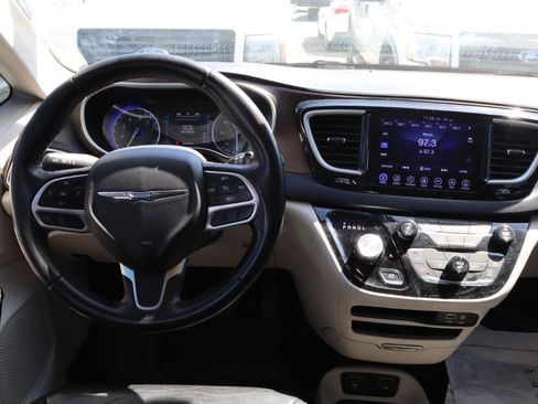 Used 2017 Chrysler Pacifica Touring-L FWD image 7