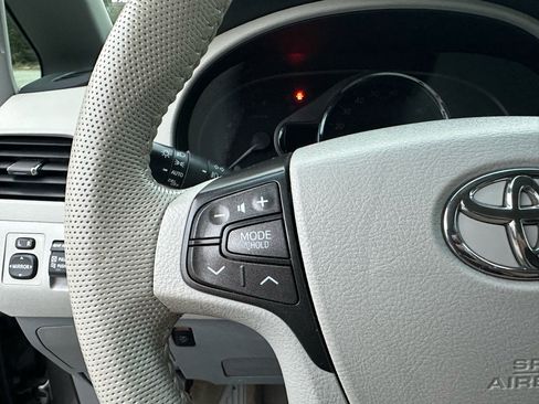 Used 2014 Toyota Sienna XLE image 29