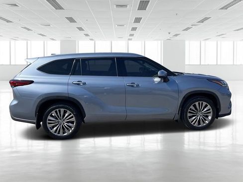 Used 2022 Toyota Highlander Platinum image 3