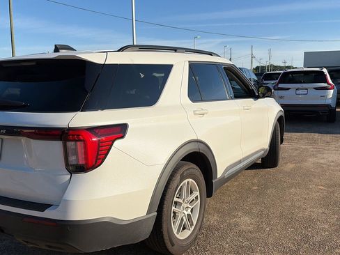Used 2025 Ford Explorer Active RWD image 2