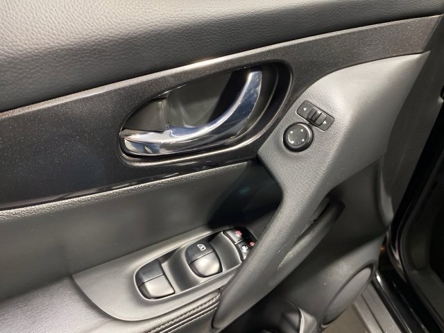 Used 2018 Nissan Rogue SV AWD/4WD image 10