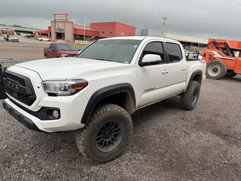 Used 2022 Toyota Tacoma TRD Off-Road image 2