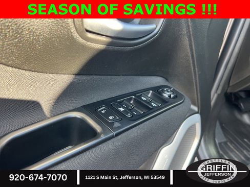 Used 2019 Jeep Renegade Latitude w/ Cold Weather Group image 17