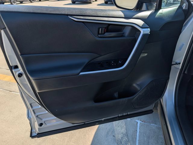 Used 2025 Toyota RAV4 LE AWD/4WD image 16