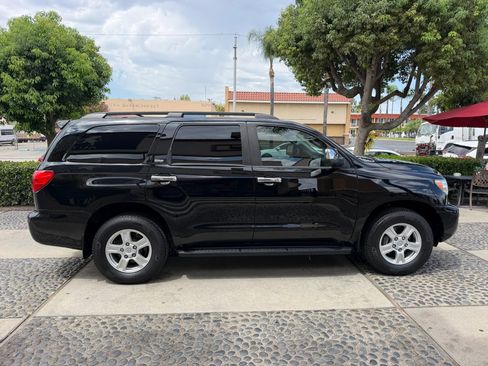 Used 2016 Toyota Sequoia SR5 w/ Premium Package RWD image 4