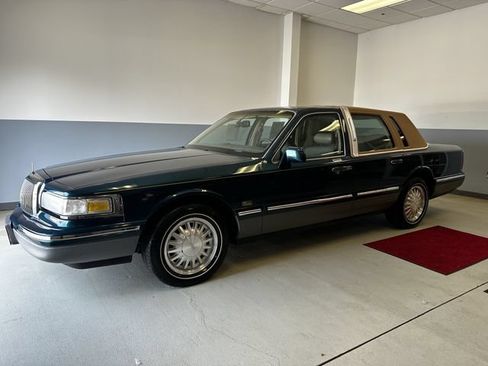 Used 1997 Lincoln Town Car Signature RWD image 8