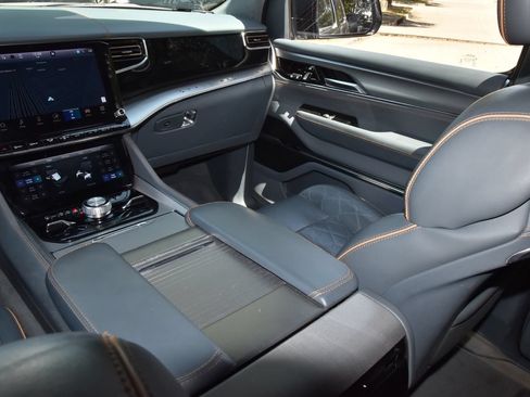 Used 2023 Jeep Grand Wagoneer Series III AWD/4WD image 12